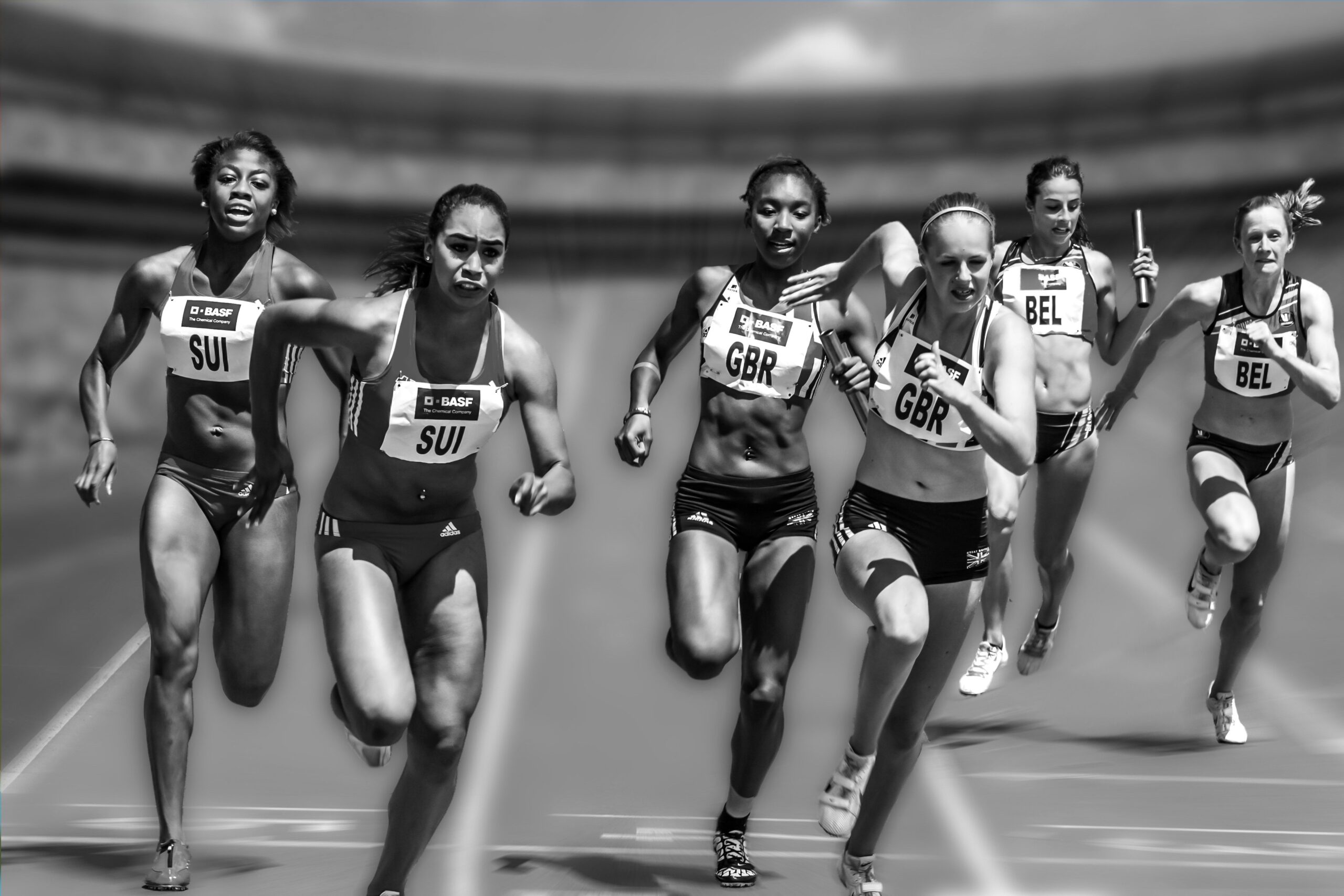 Mujeres corriendo 100m lisos